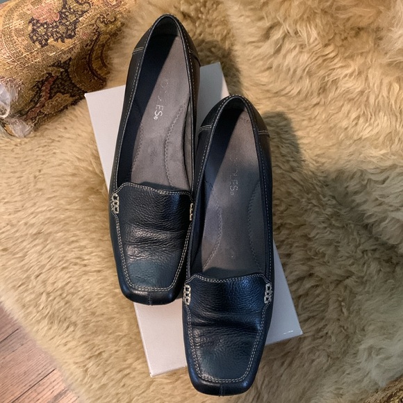Aerosoles navy leather kitten heeled square toe box shoes. Size US 7 1/2. EUC. - Picture 2 of 8